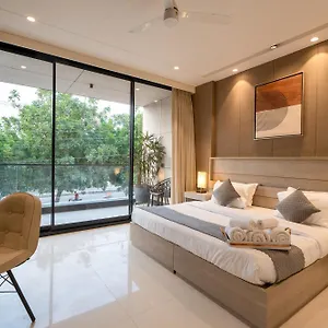 The Lodgers Luxury Near Golf Course Road Hotel